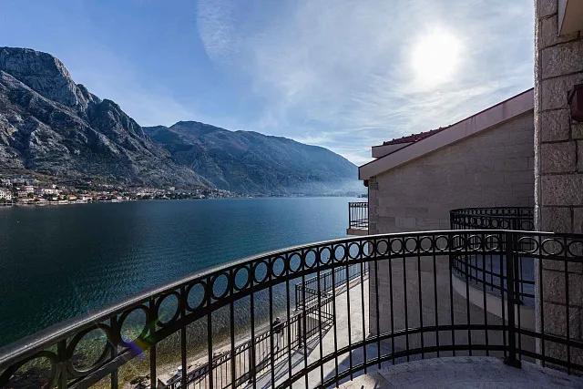 A luxurious three-story villa on the first sea line in  Kotor — photo 27